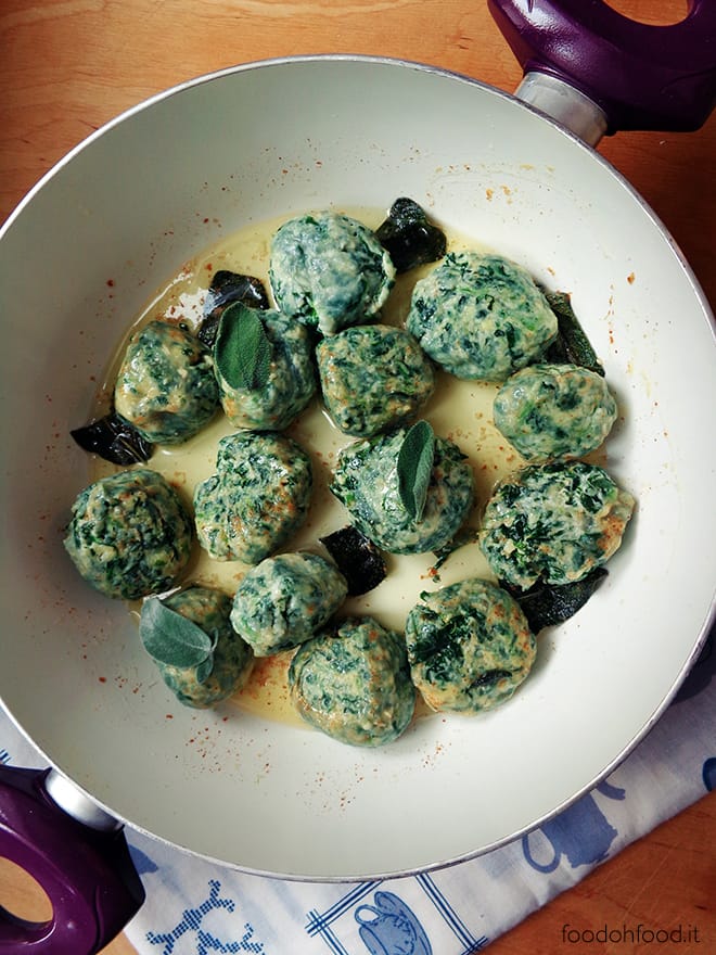 Spinach and ricotta gnudi - traditional Italian recipe