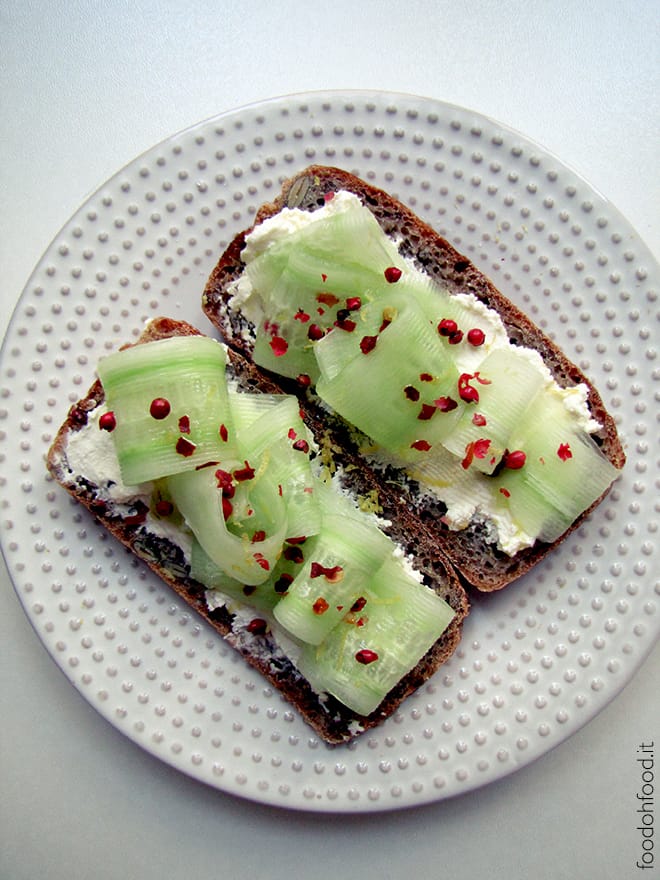 Super light sandwich with ricotta and cucumber