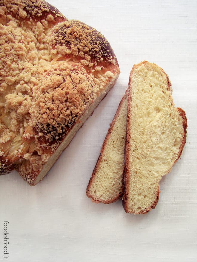Chalka z kruszonka – Polish sweet bread with crumble
