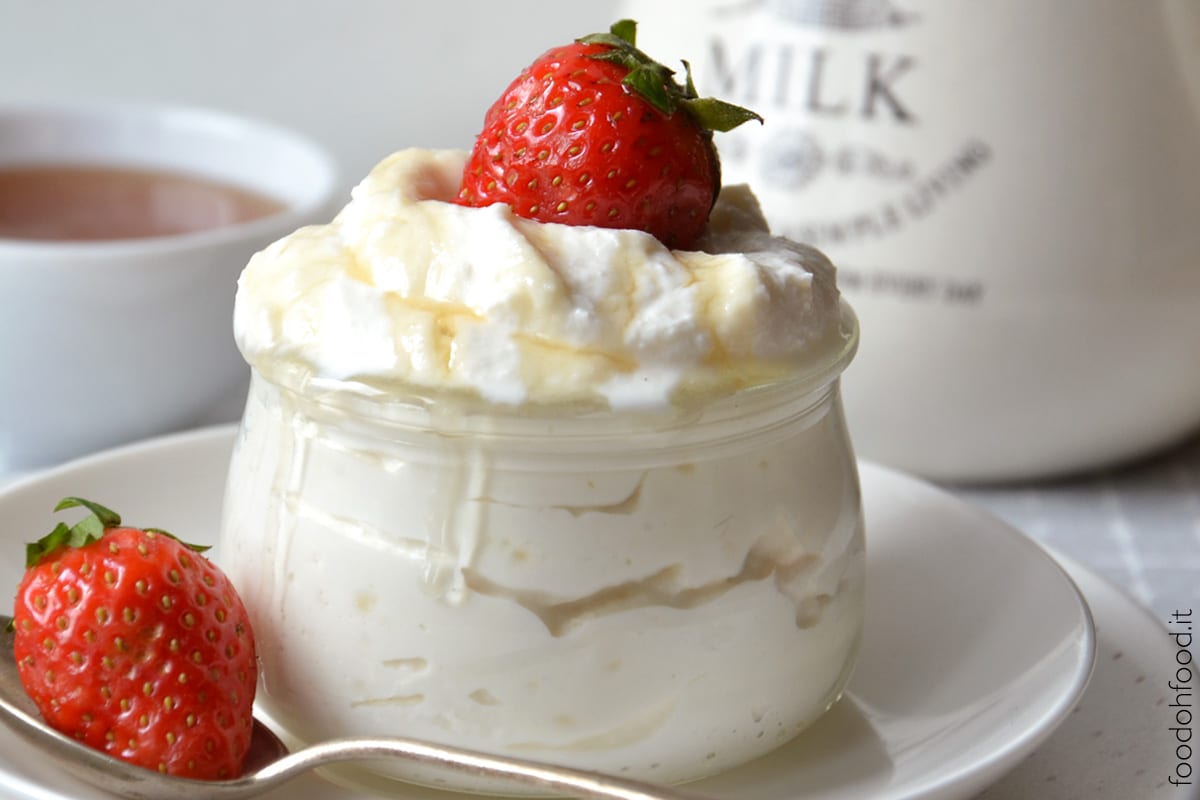 Whipped ricotta and honey cream - easy and quick cake filling recipe