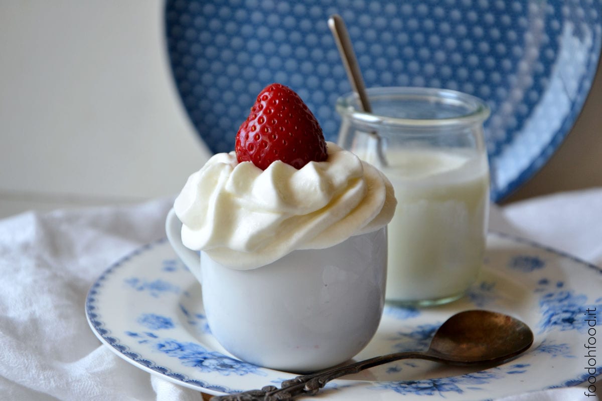 Panna montata allo yogurt - crema chantilly allo yogurt