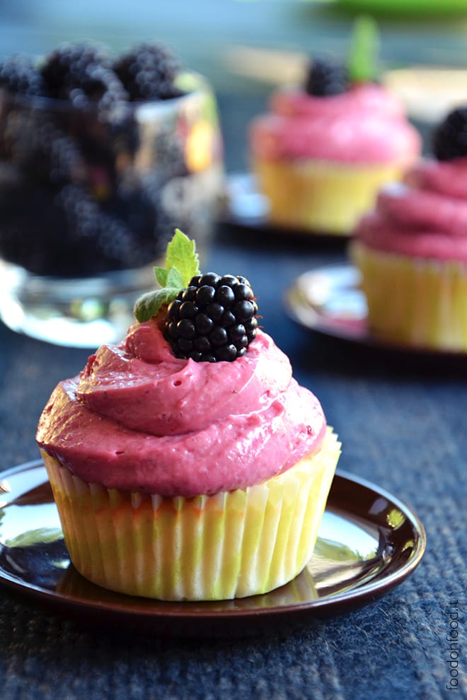 Lemon cupcakes with mascarpone and blackberry cream