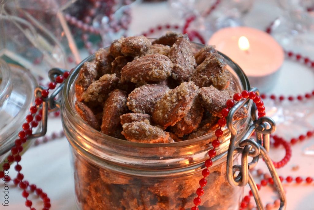 Mandorle caramellate al forno con le spezie natalizie