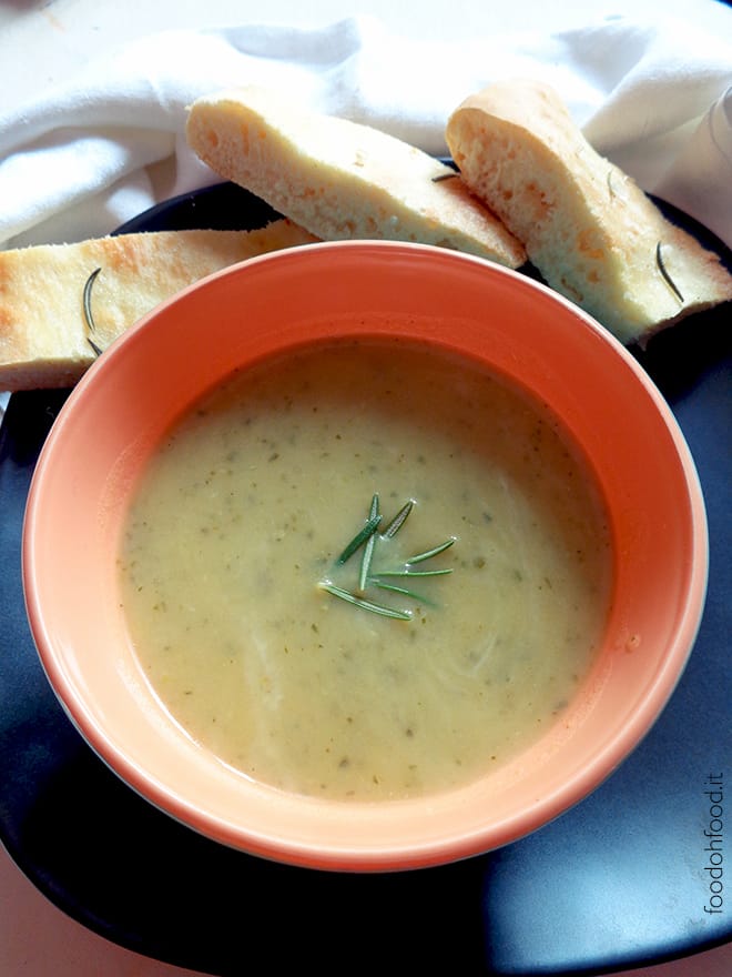 Leggera zuppa di zucchine e rosmarino